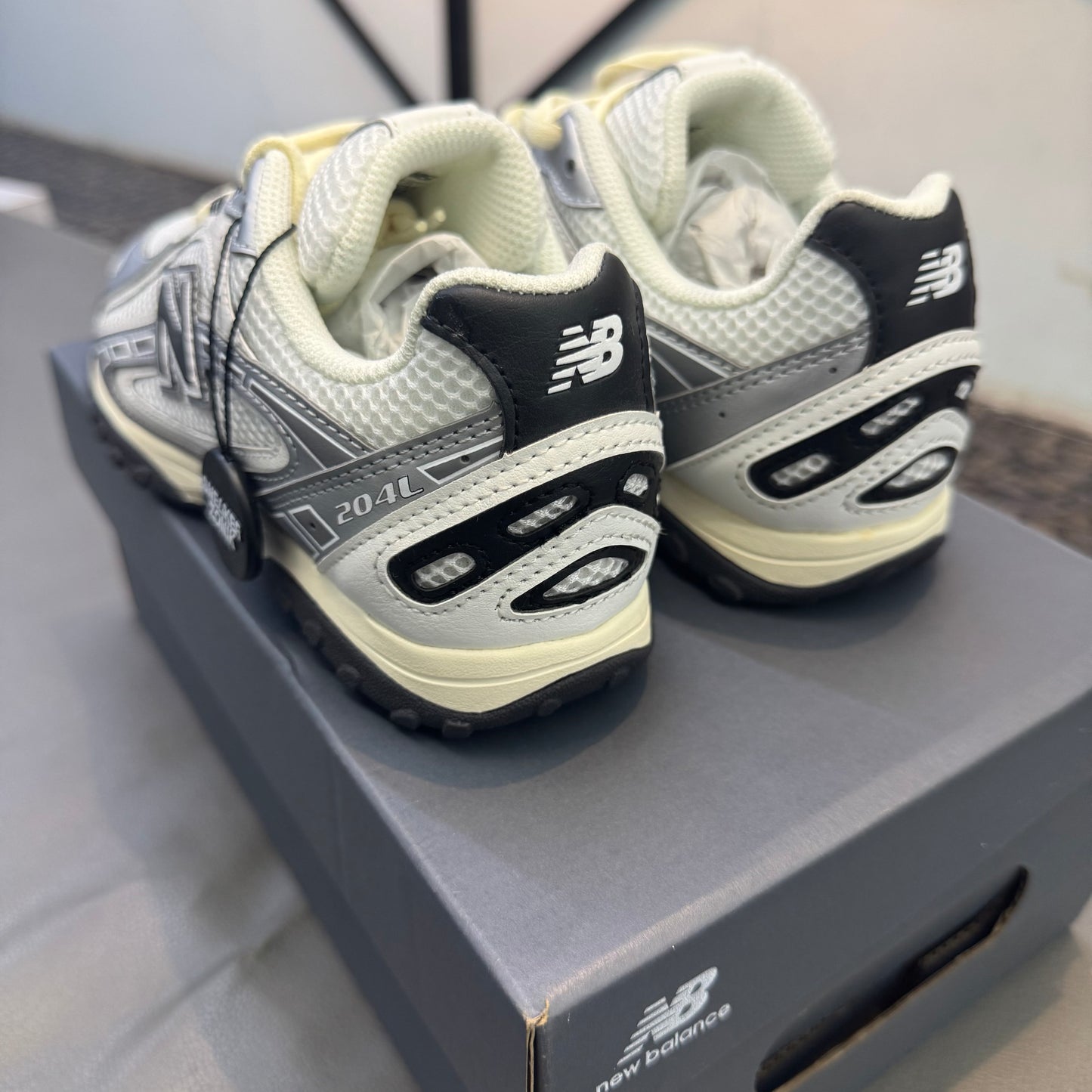 New Balance 204L Silver Metallic black
