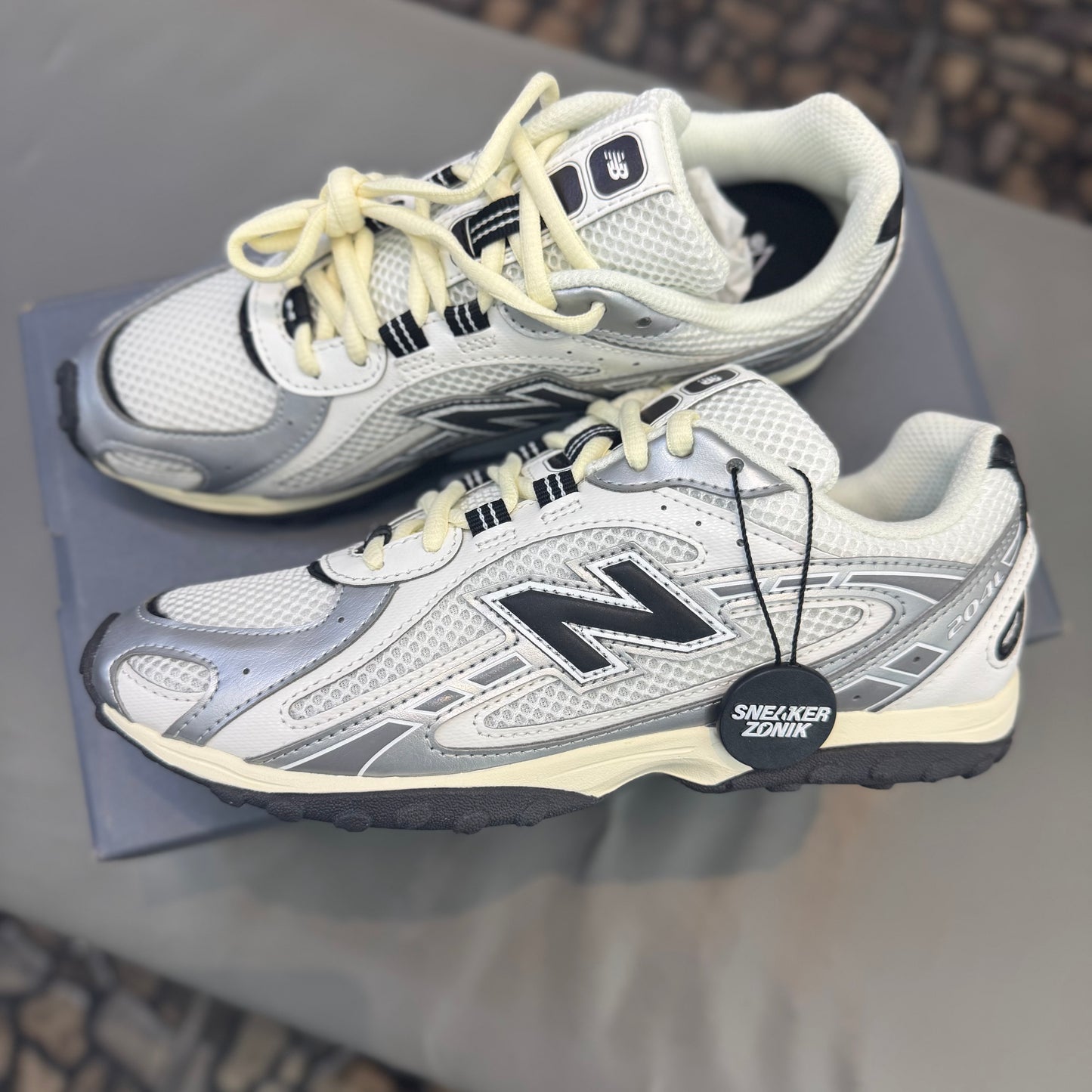 New Balance 204L Silver Metallic black