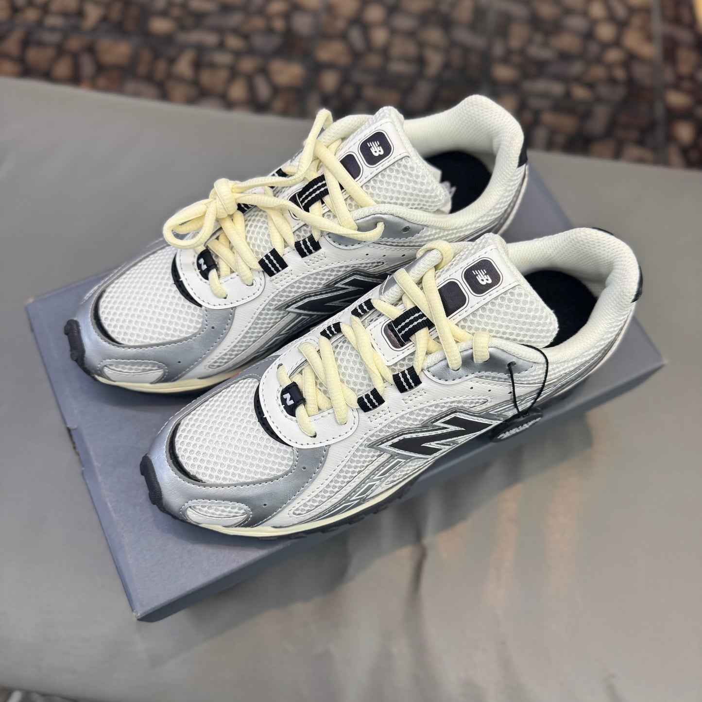 New Balance 204L Silver Metallic black