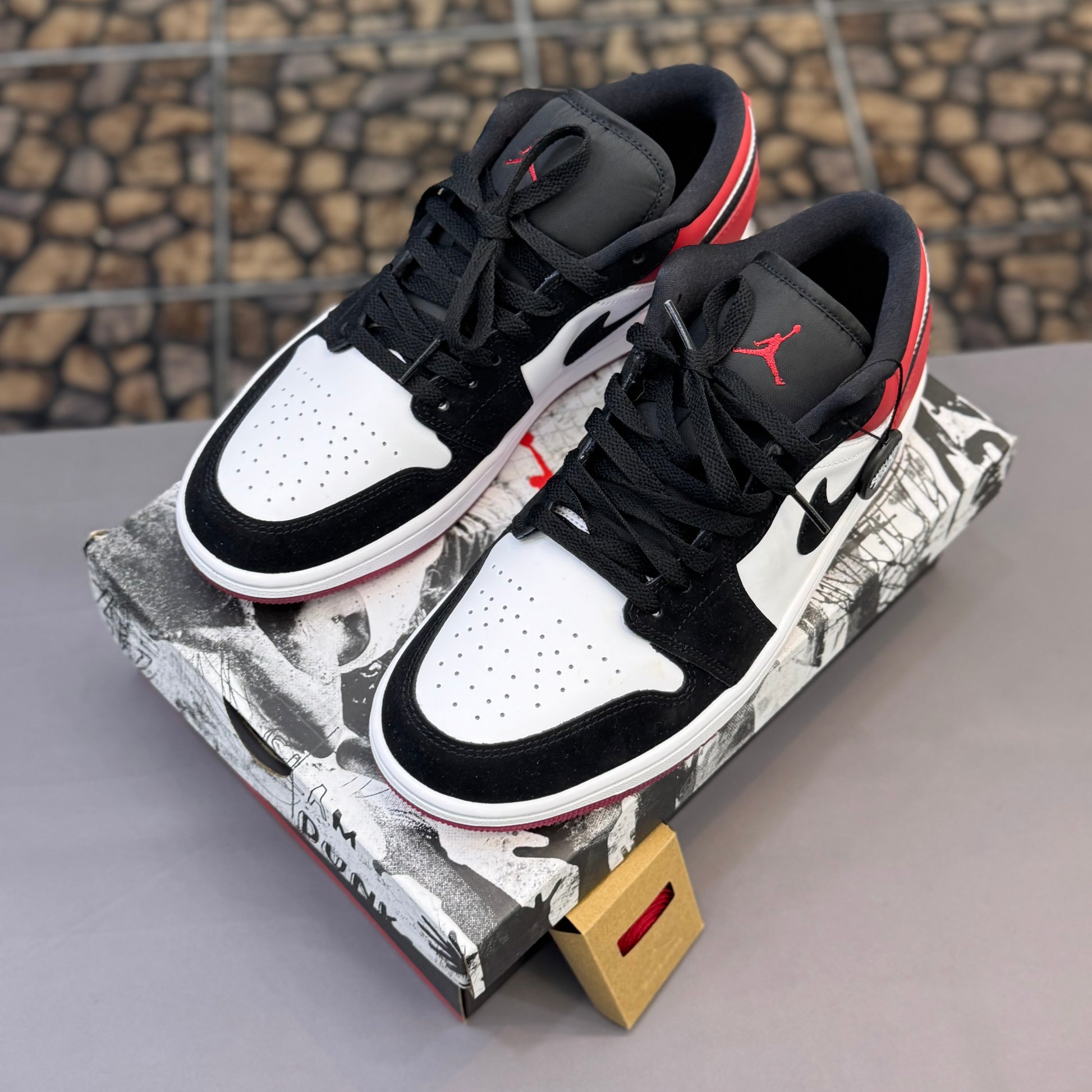 Jordan Low SE Black Toe (2025) – sneakerzonik - Main Image